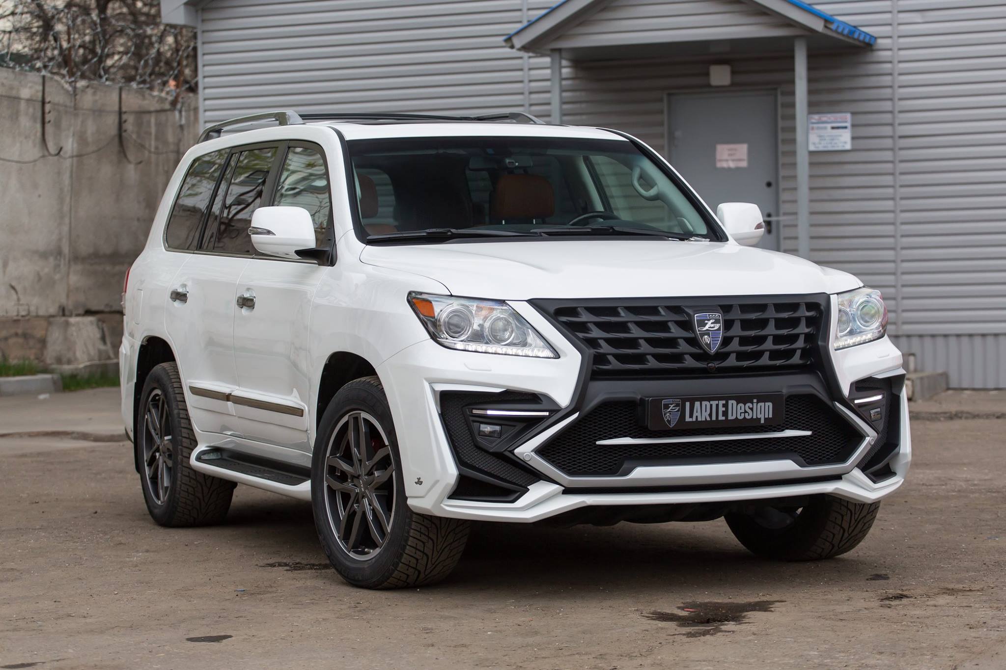 white-lexus-lx-570-with-larte-alligator-tuning-kit-looks-like-the-predator-video_11