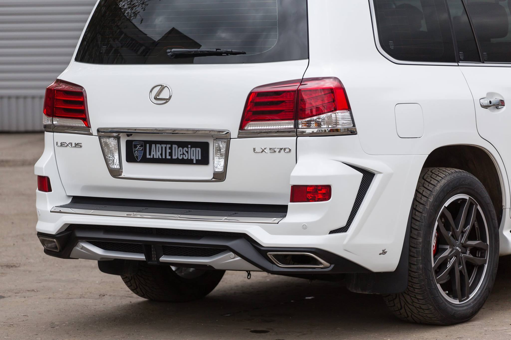 white-lexus-lx-570-with-larte-alligator-tuning-kit-looks-like-the-predator-video_7